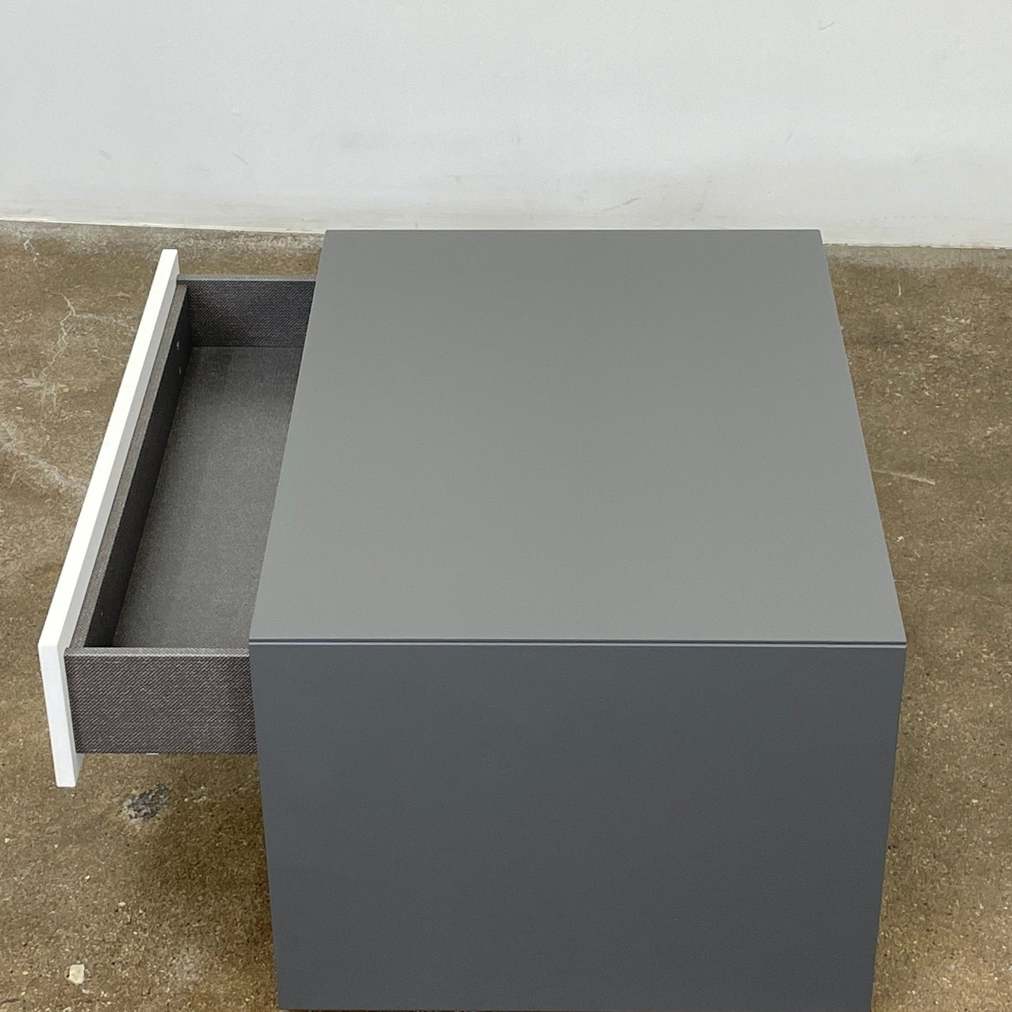 Table de chevet Dado B&B Italia laquée gris et blanc