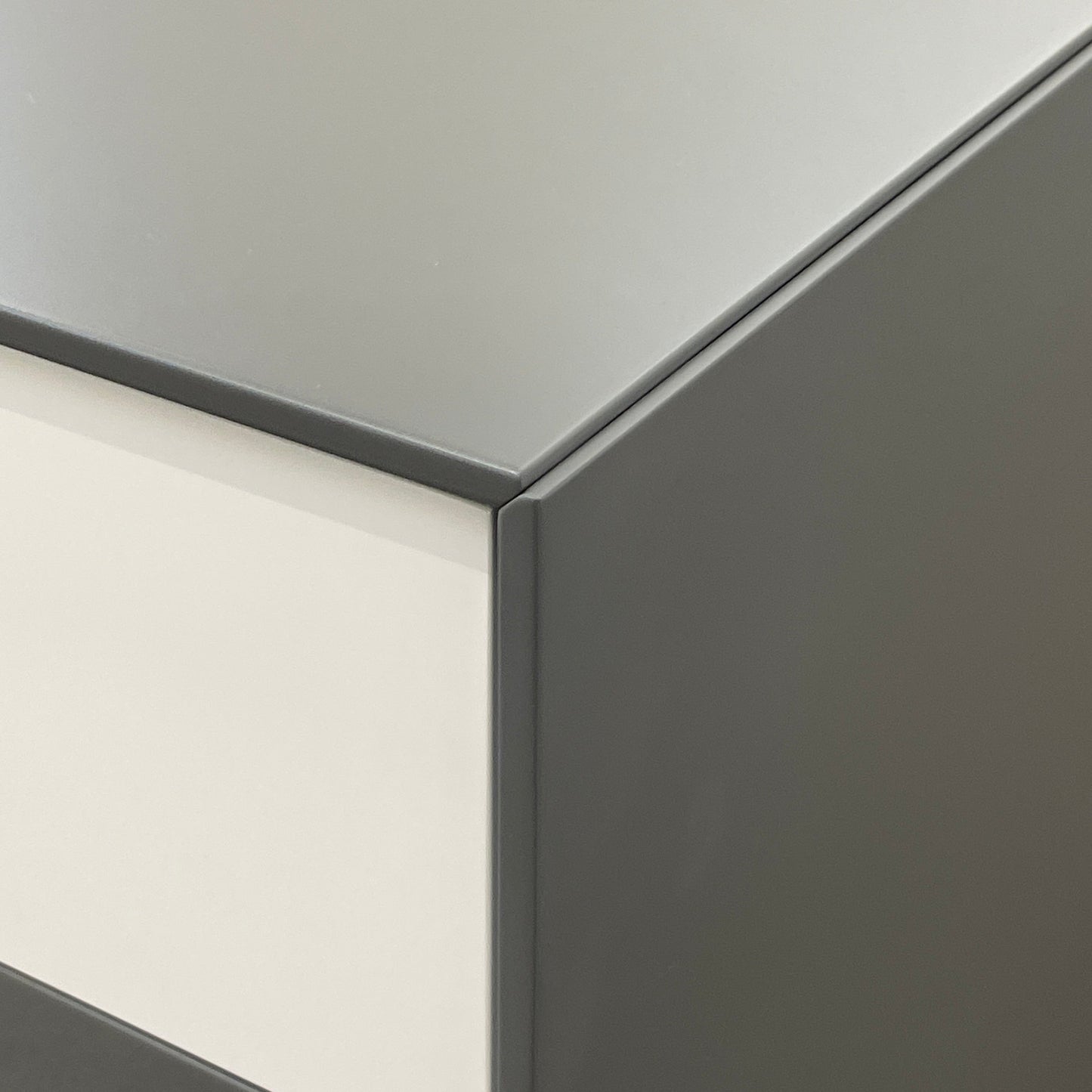 Table de chevet Dado B&B Italia laquée gris et blanc