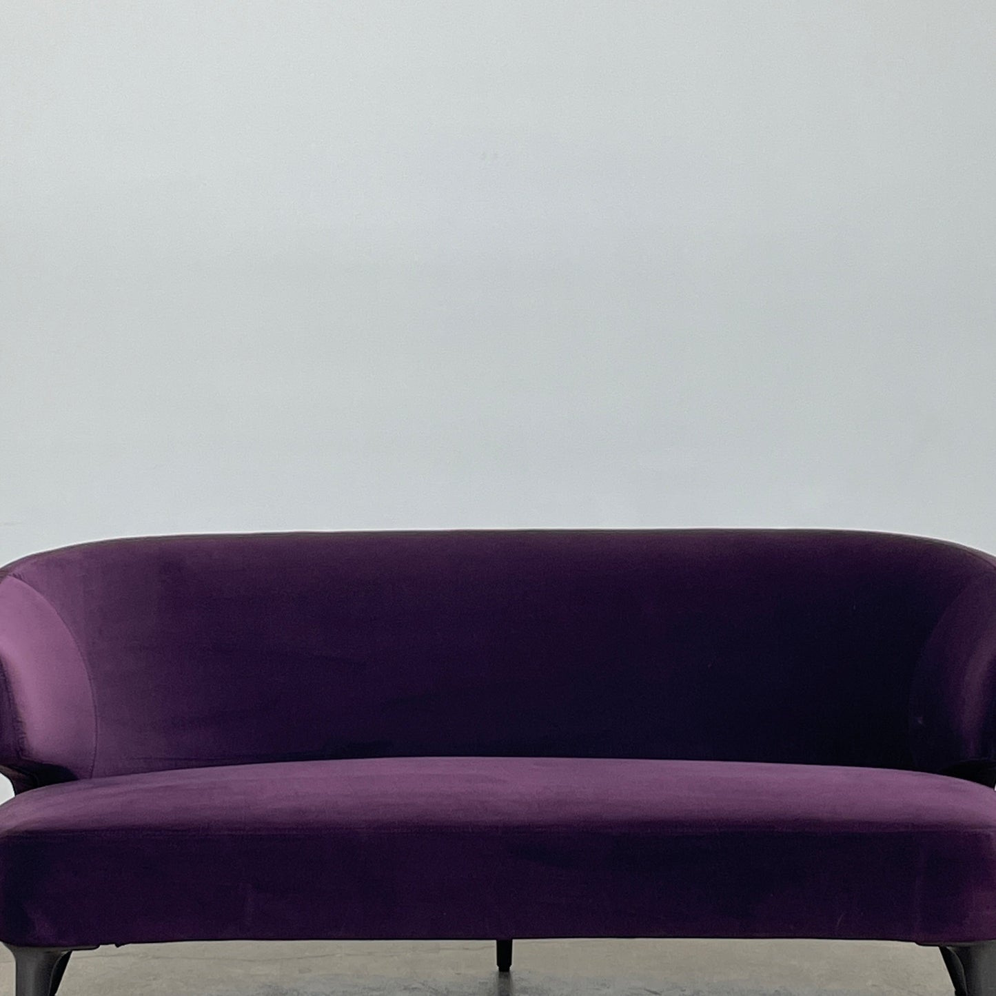 Canapé Minotti Aston en velours aubergine