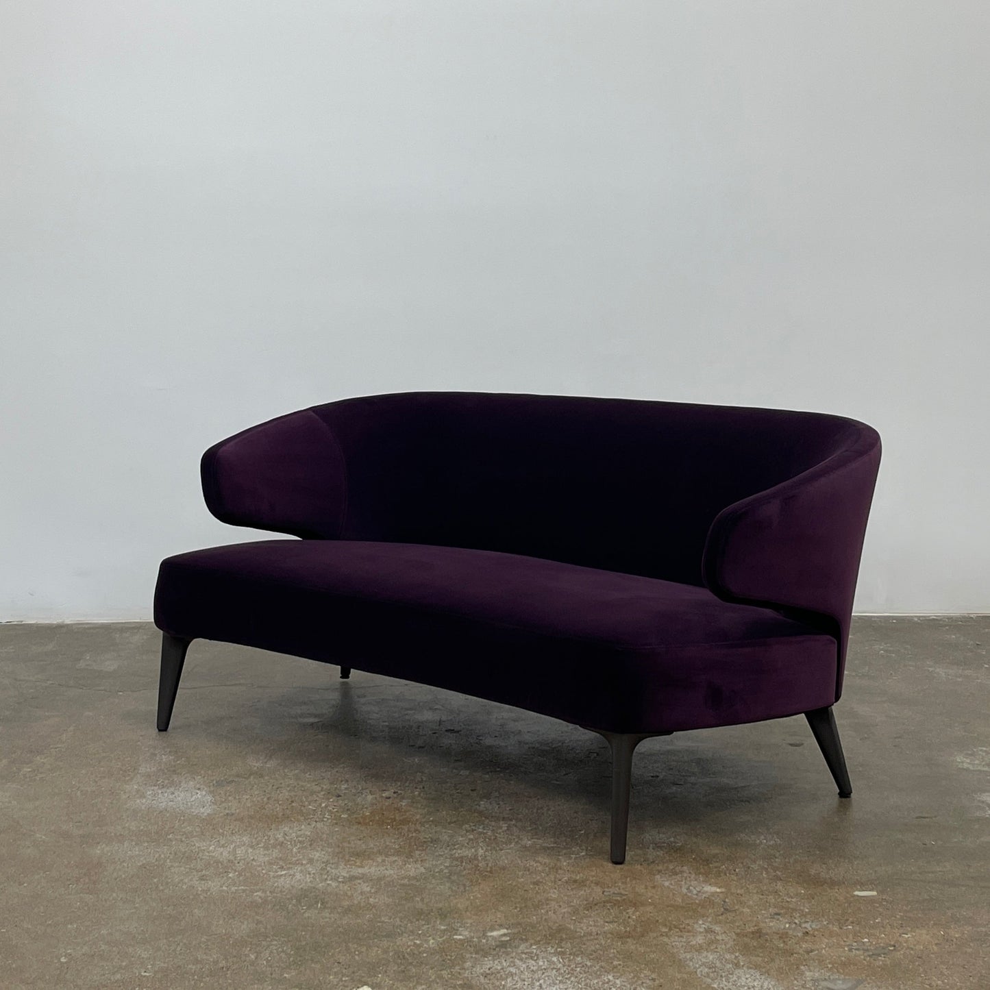 Canapé Minotti Aston en velours aubergine