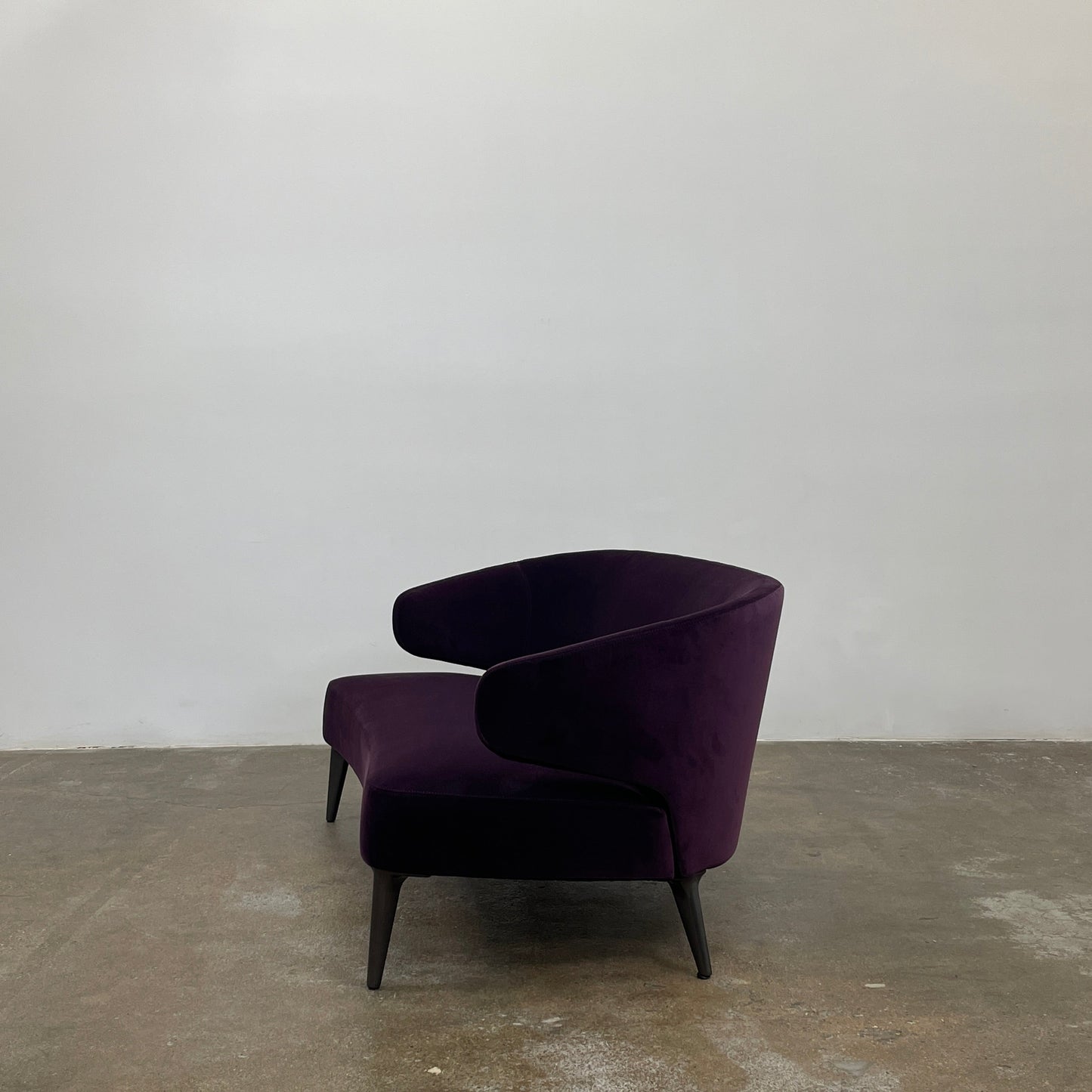Canapé Minotti Aston en velours aubergine