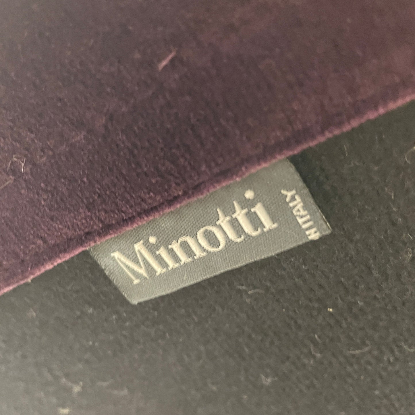 Canapé Minotti Aston en velours aubergine