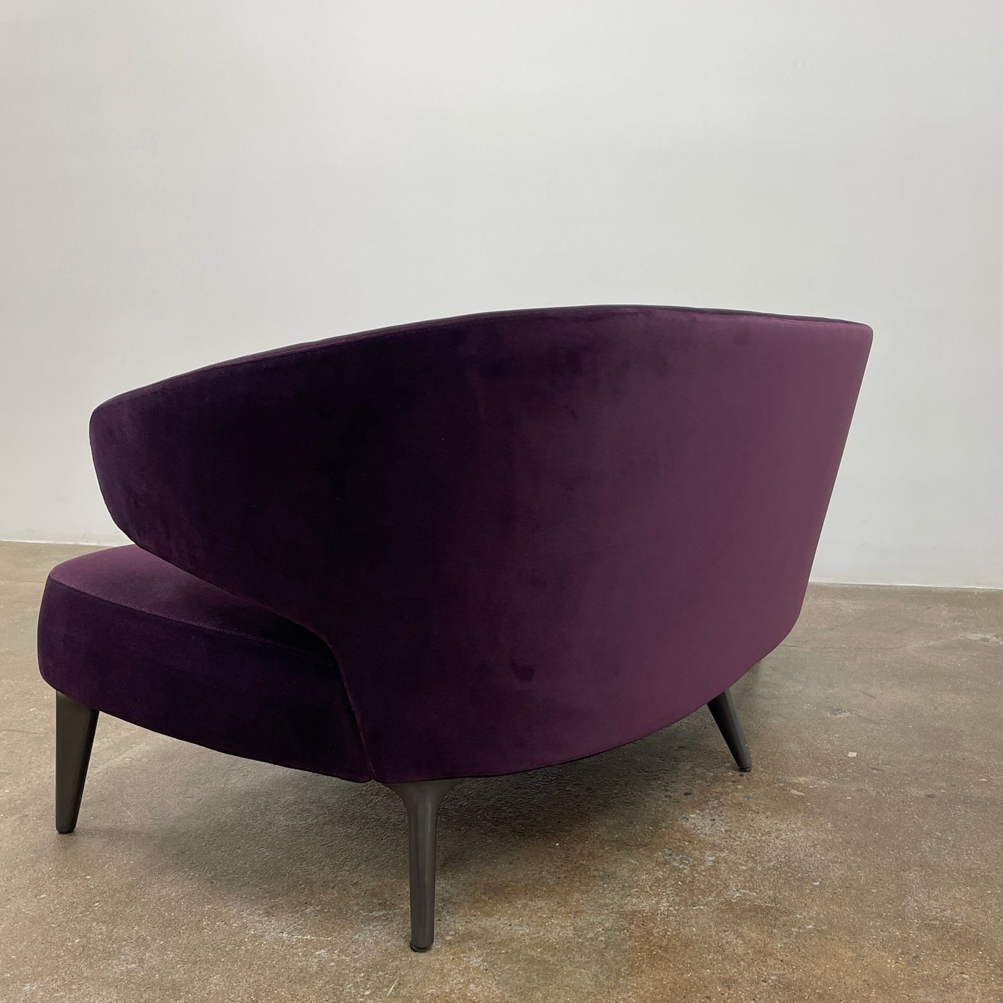 Canapé Minotti Aston en velours aubergine