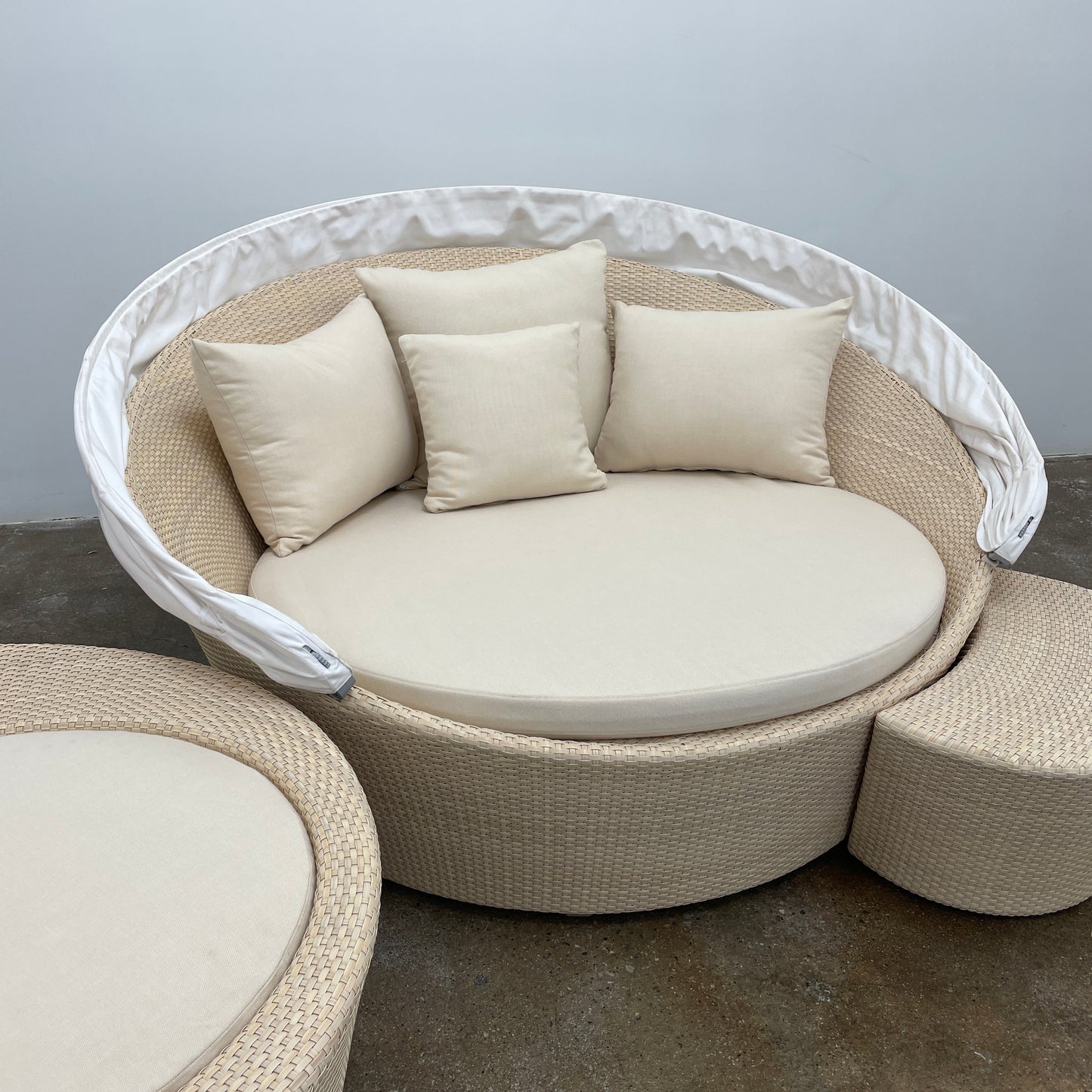 Ensemble de canapé pivotant Dedon Orbit avec baldaquin, pouf et table d'appoint