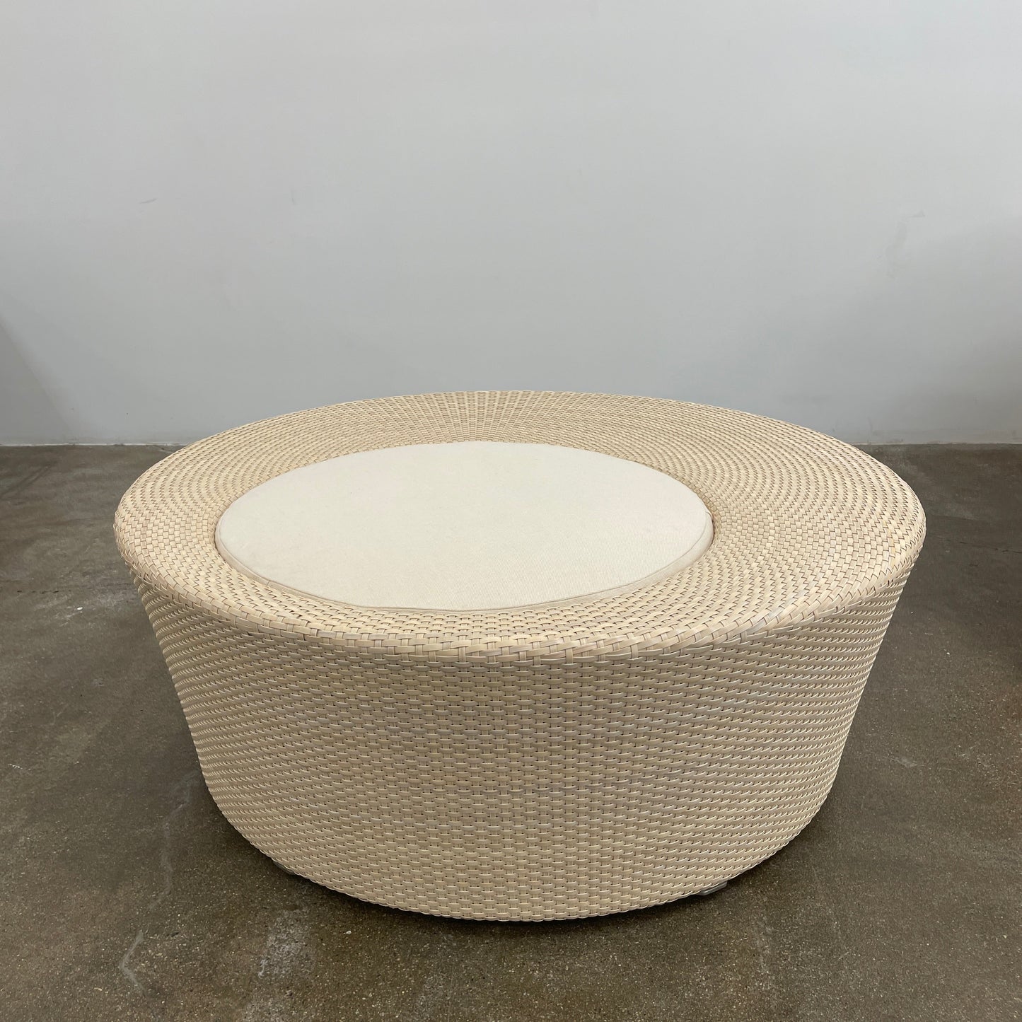 Ensemble de canapé pivotant Dedon Orbit avec baldaquin, pouf et table d'appoint