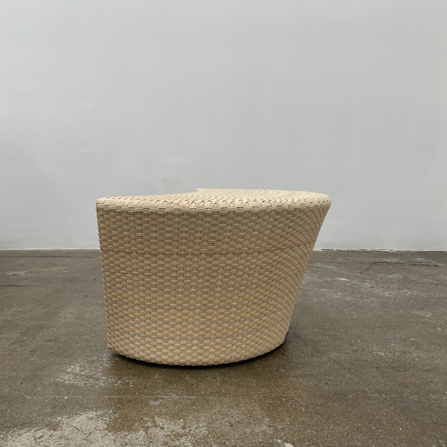 Ensemble de canapé pivotant Dedon Orbit avec baldaquin, pouf et table d'appoint
