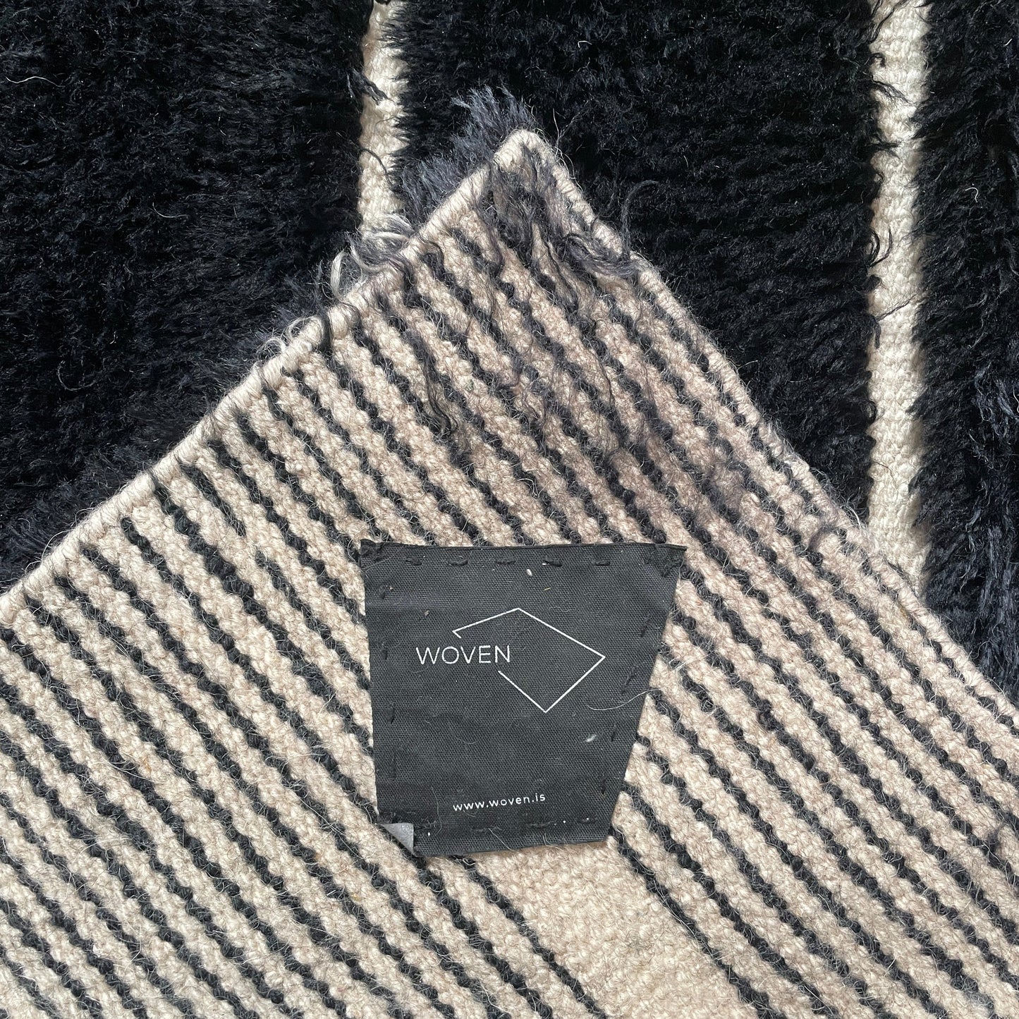 Tapis en laine tissé Dilla noir et ivoire à poils longs/bas 8'x10'