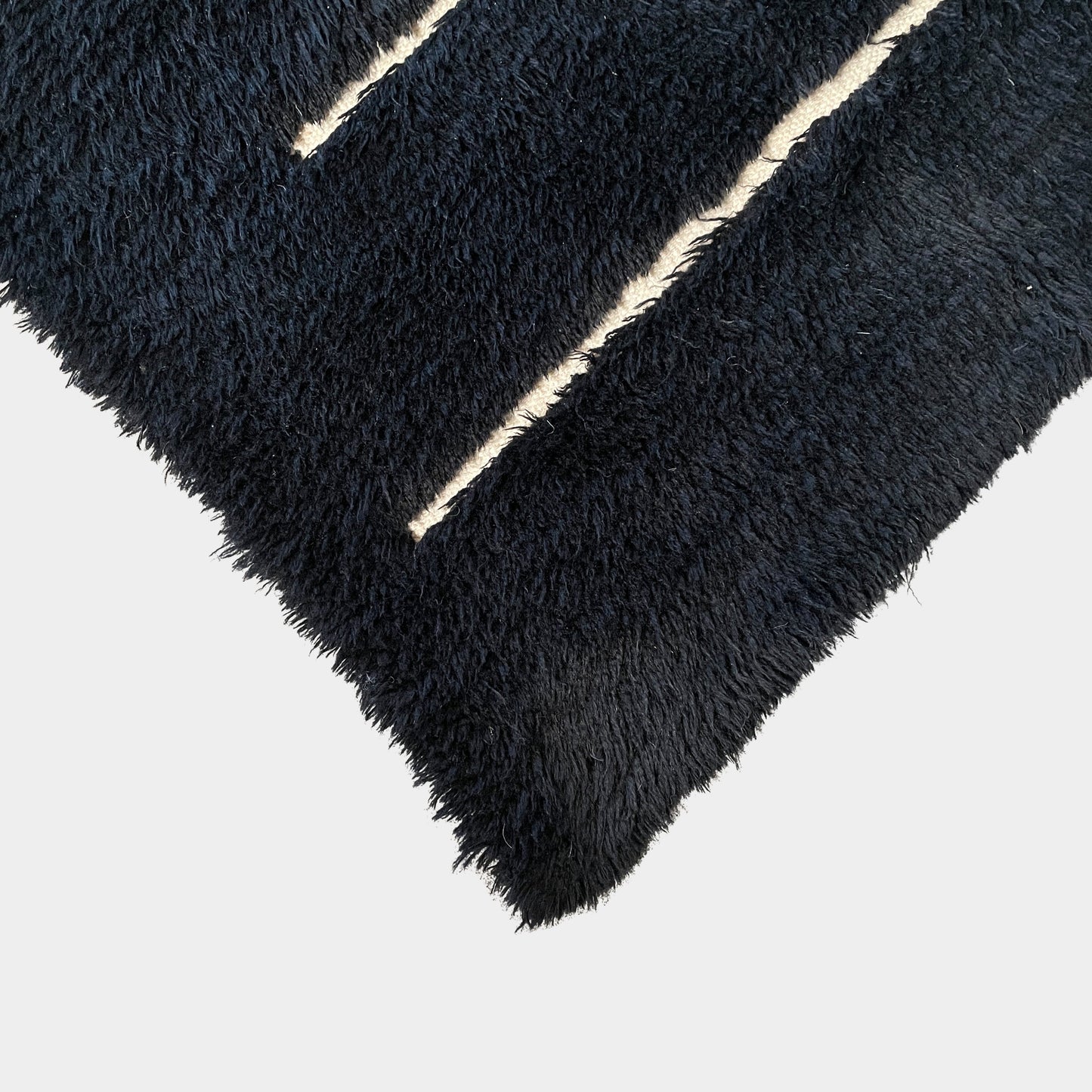 Tapis en laine tissé Dilla noir et ivoire à poils longs/bas 8'x10'