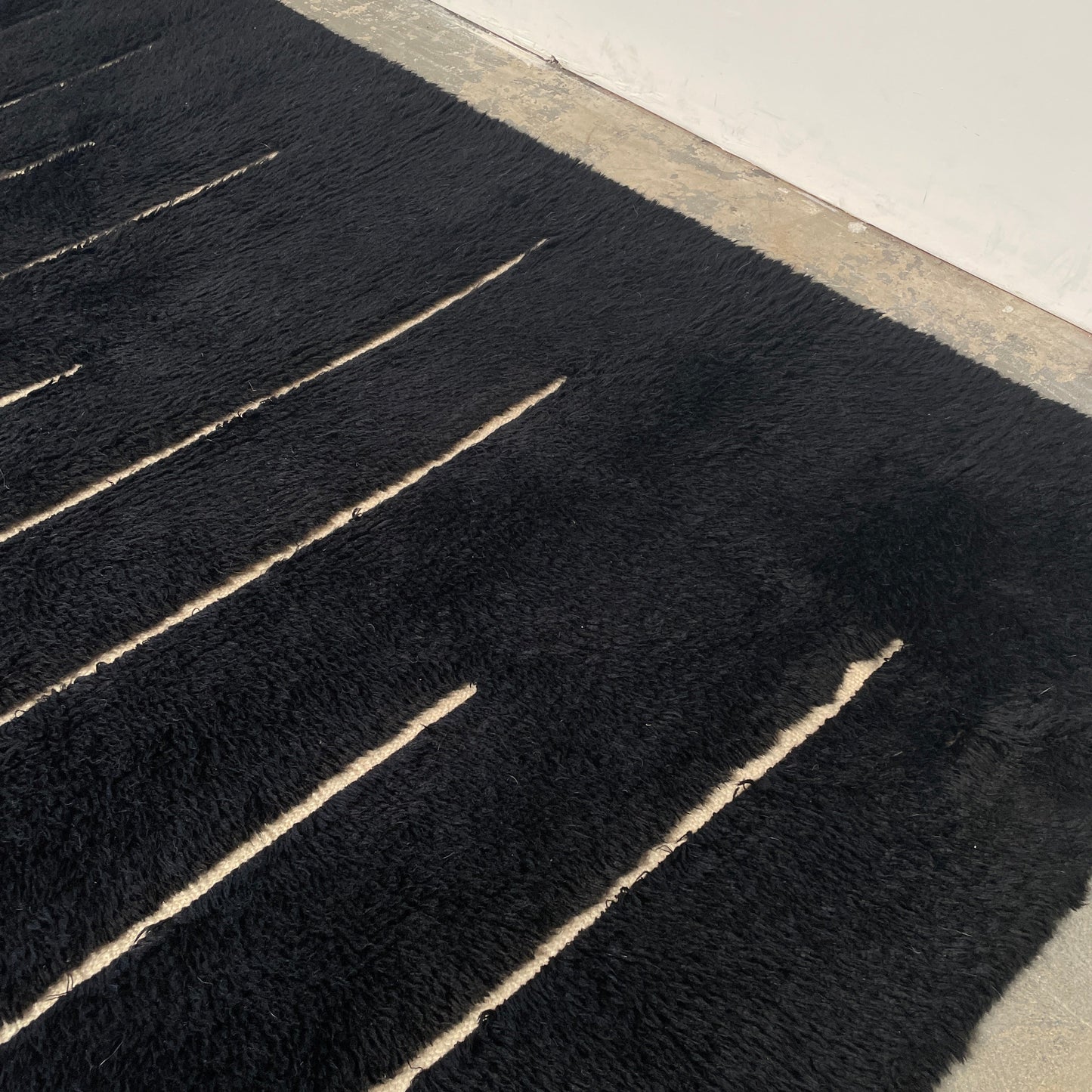 Tapis en laine tissé Dilla noir et ivoire à poils longs/bas 8'x10'
