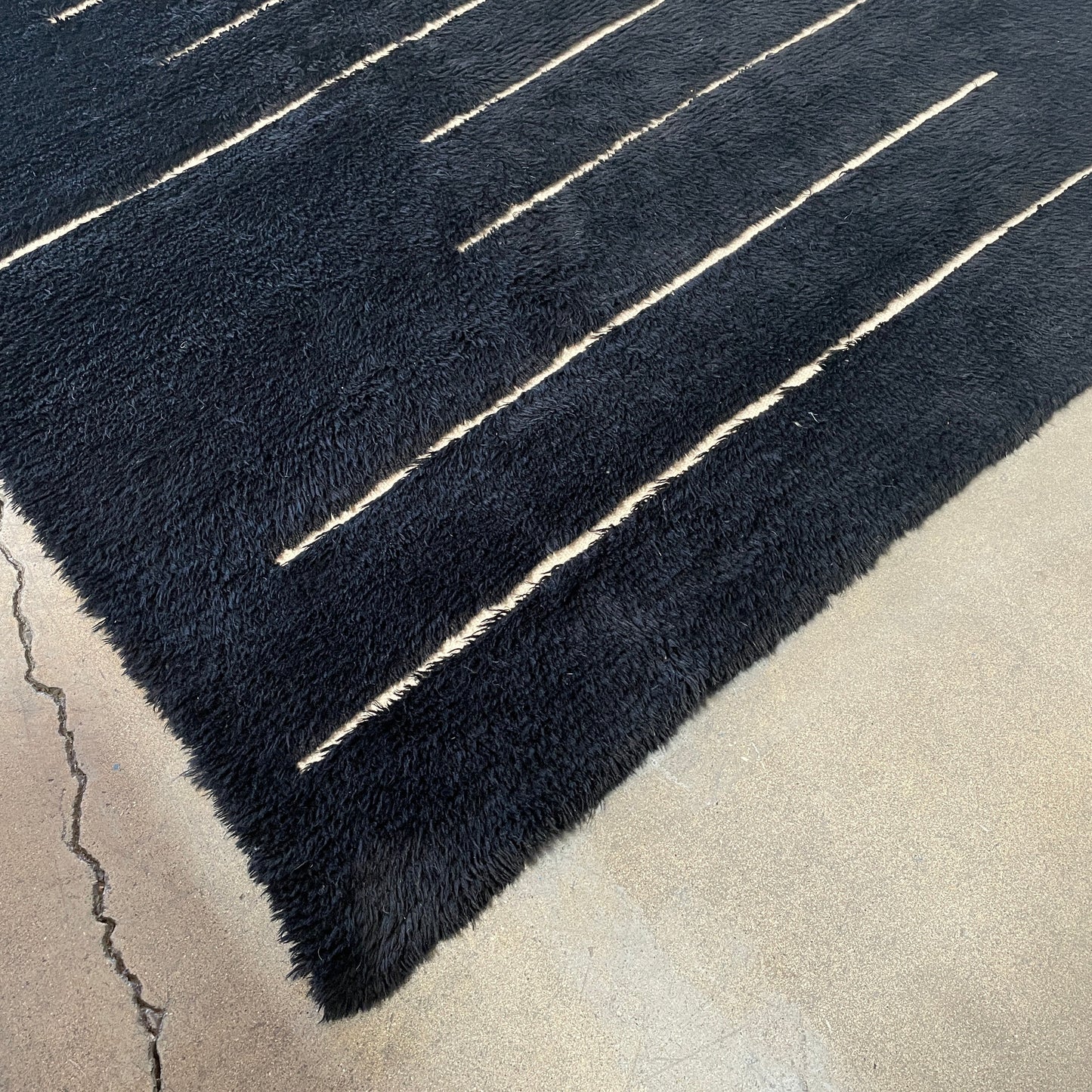 Tapis en laine tissé Dilla noir et ivoire à poils longs/bas 8'x10'
