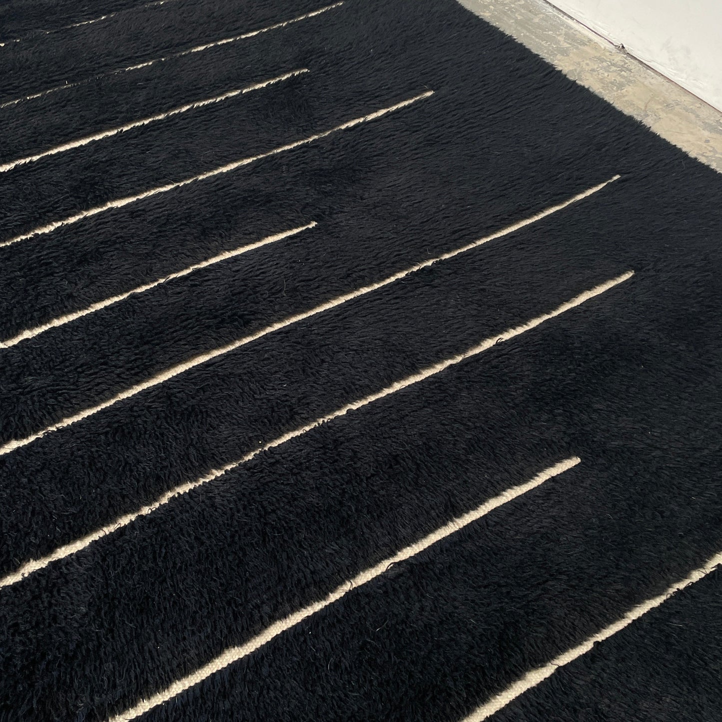 Tapis en laine tissé Dilla noir et ivoire à poils longs/bas 8'x10'