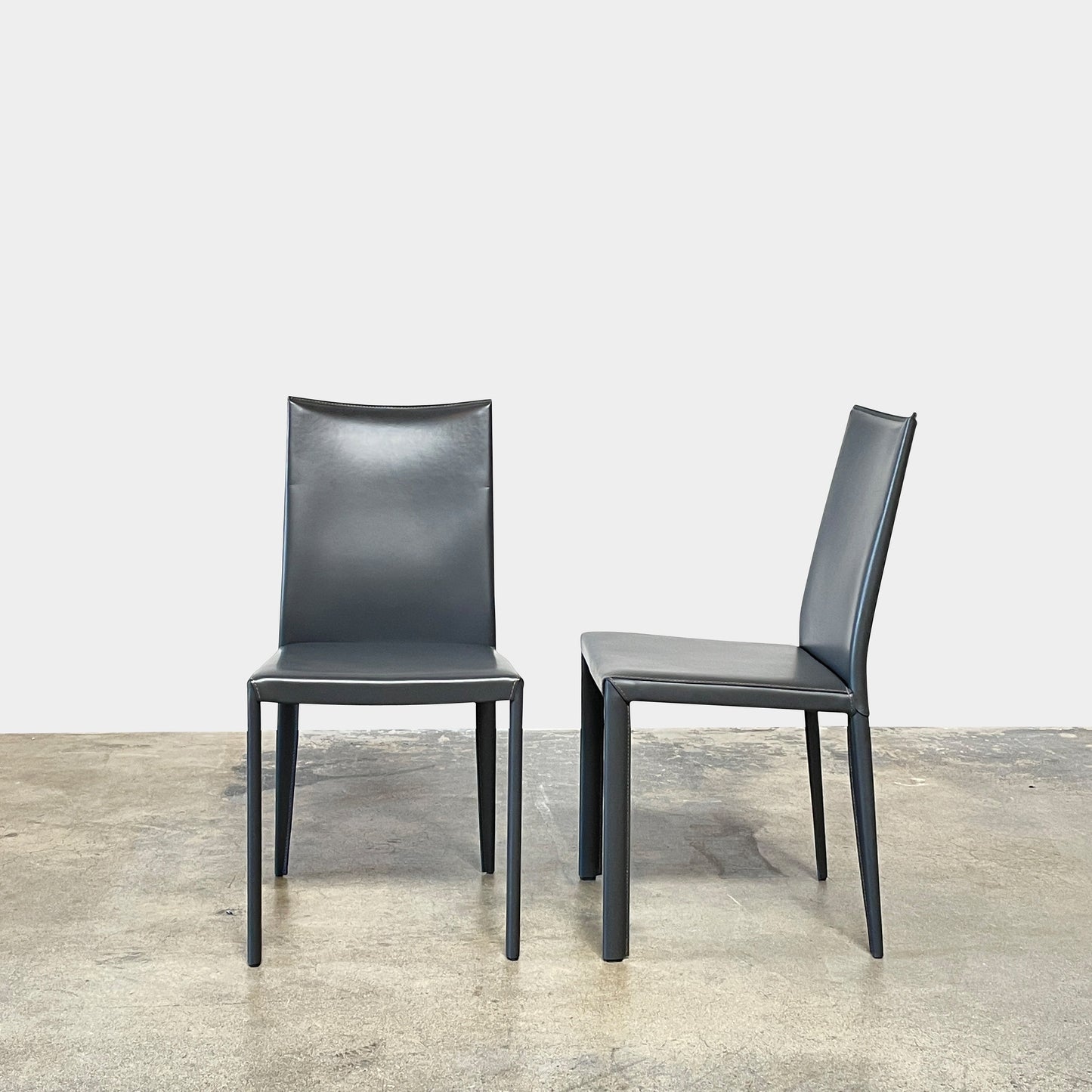 Ensemble de chaises de salle à manger Frag Bella en cuir gris foncé