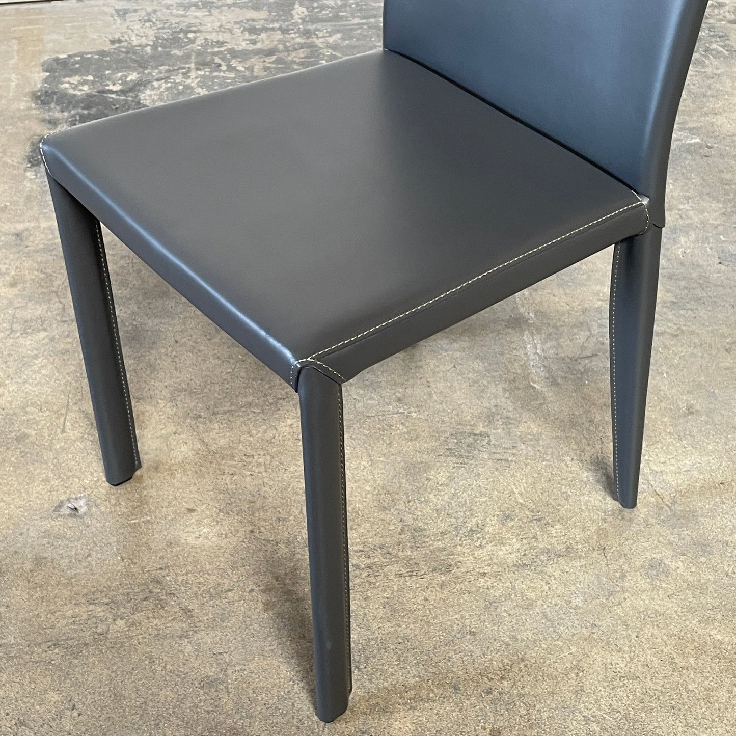 Ensemble de chaises de salle à manger Frag Bella en cuir gris foncé