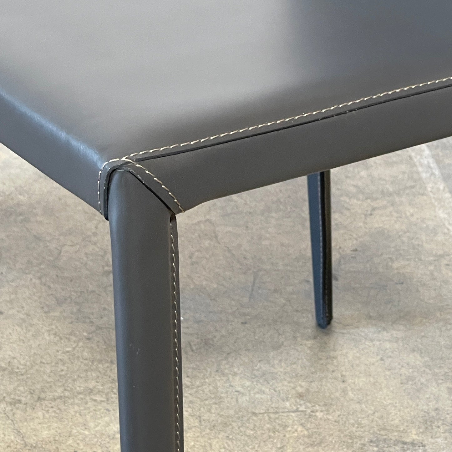 Ensemble de chaises de salle à manger Frag Bella en cuir gris foncé