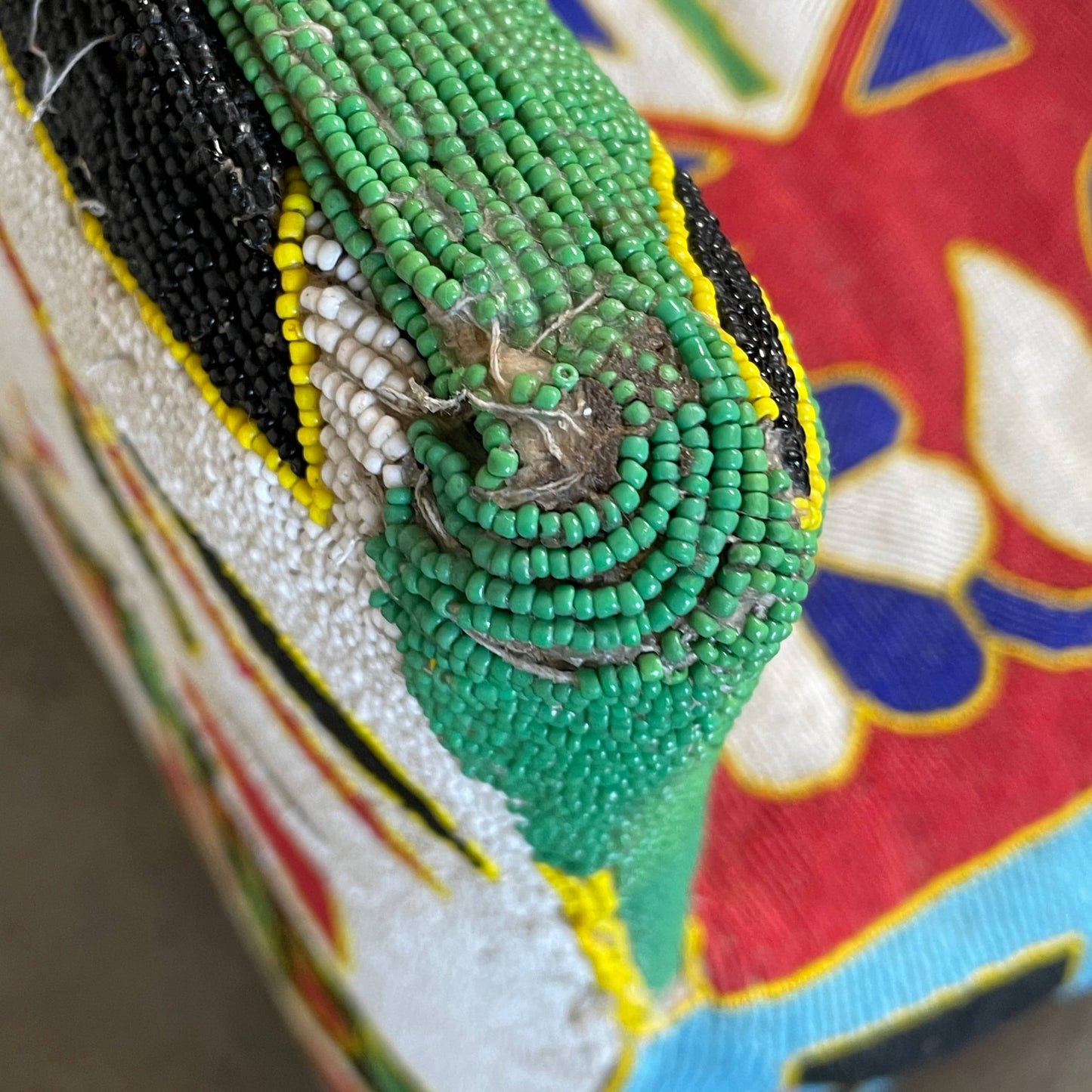 Chaise africaine Yoruba perlée à la main (en attente)
