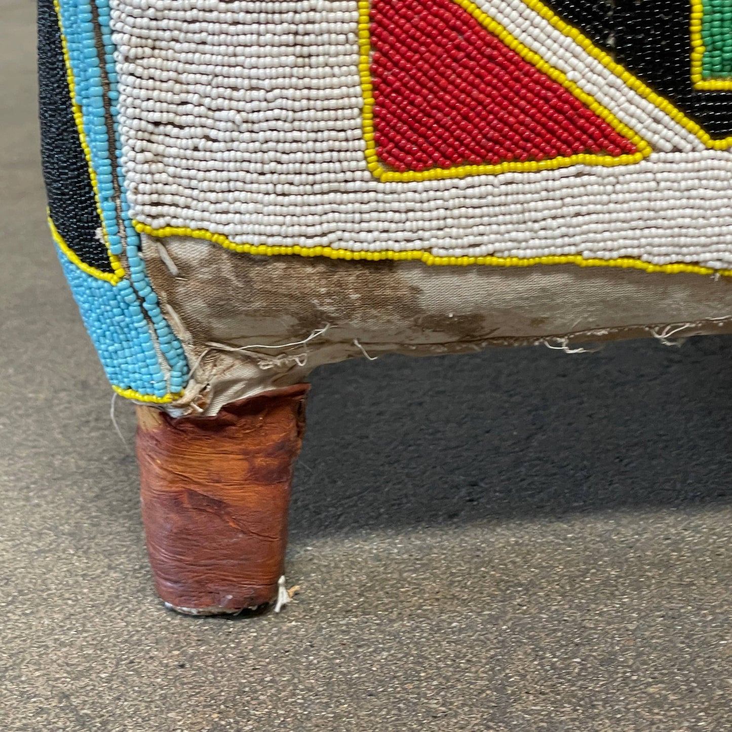 Chaise africaine Yoruba perlée à la main (en attente)