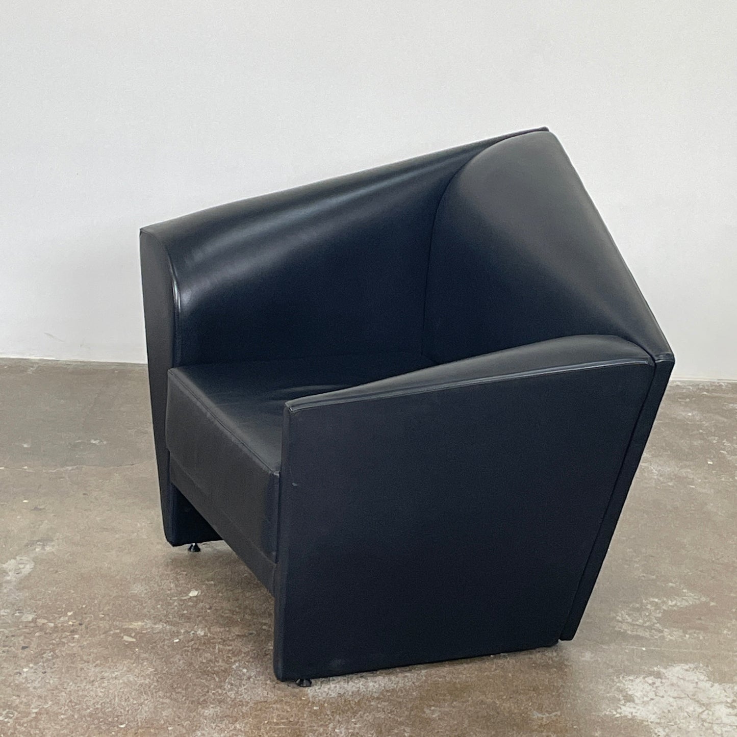 Le fauteuil Lilly of the Wind de Paolo Pallucco et Mireille Rivier