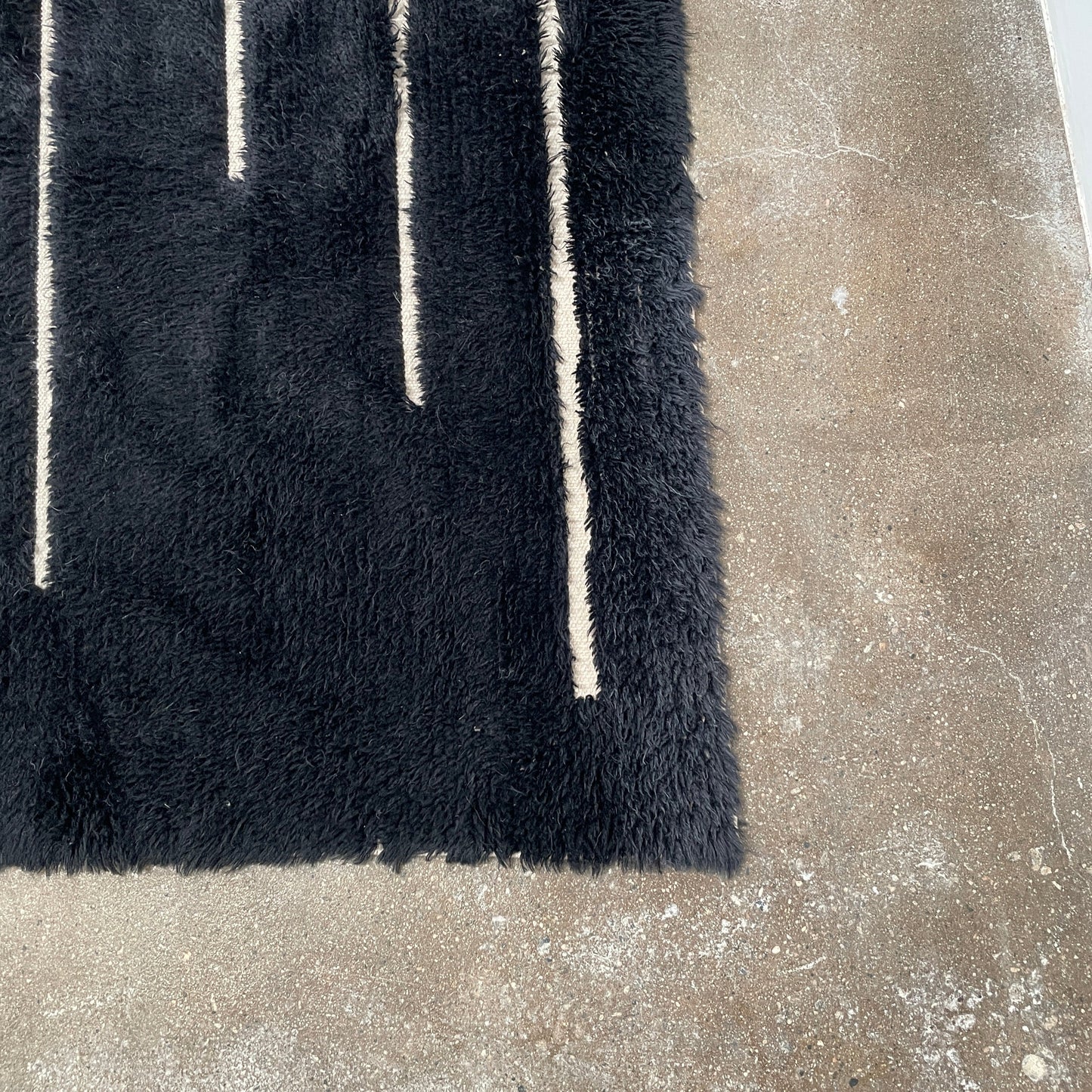 Tapis en laine tissé Dilla noir et ivoire à poils longs/bas 8'x10'