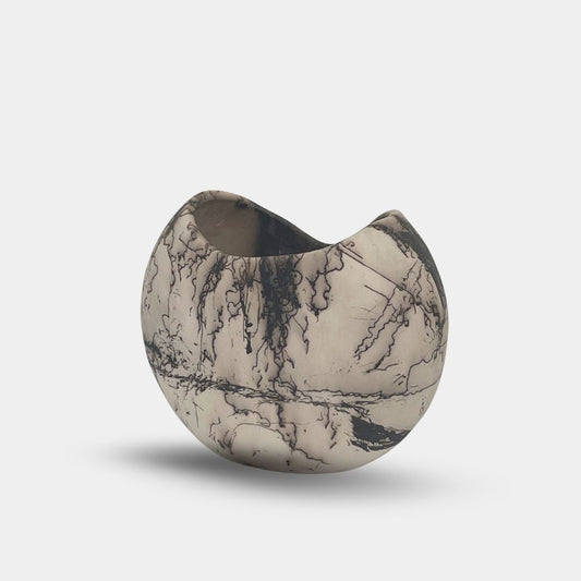 Céramique Raku Sofi avec crin de cheval, plumes et sucre