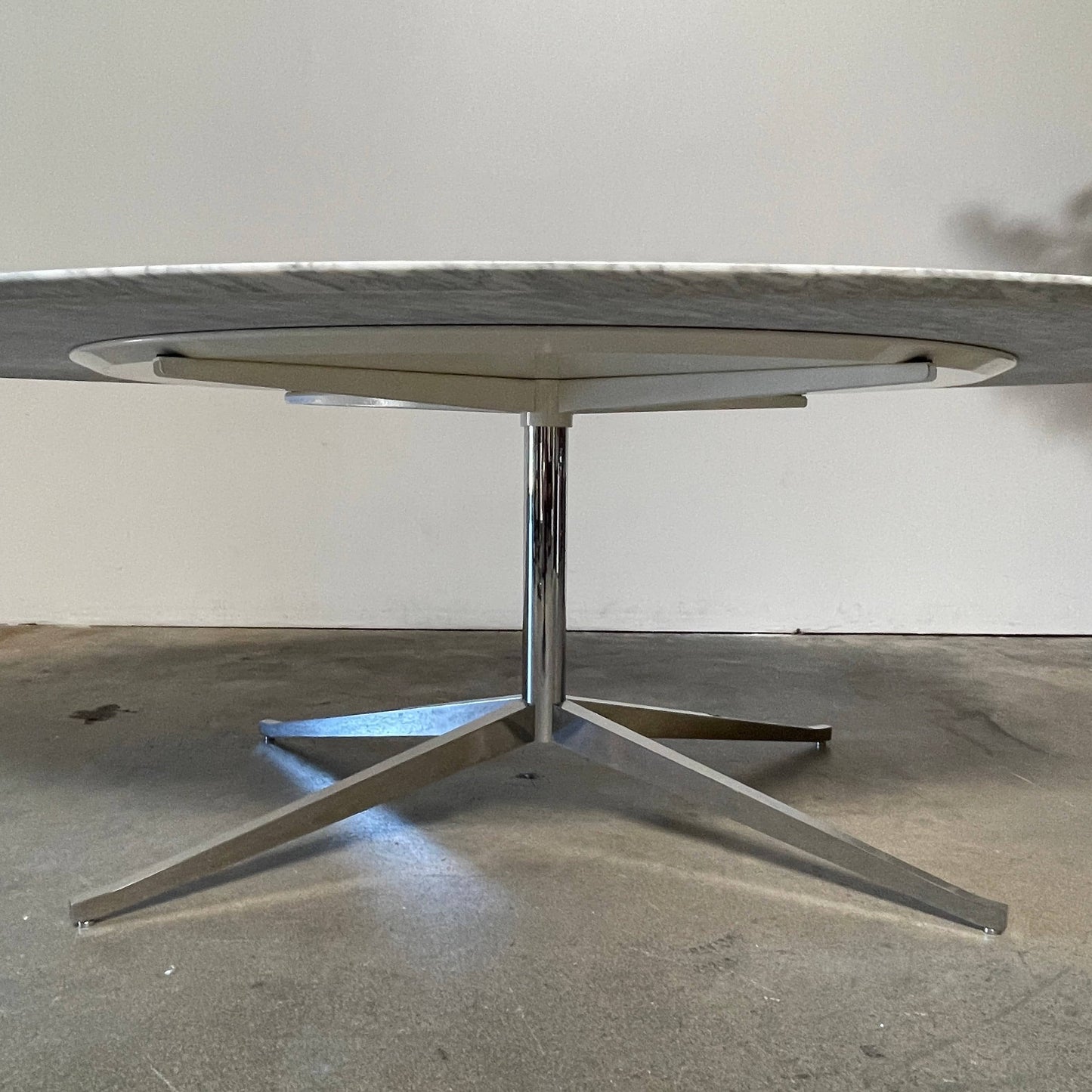 Bureau ovale en marbre Florence Knoll