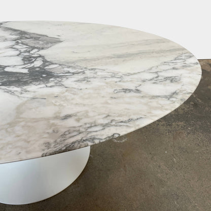 Table basse ovale sur pied Saarinen