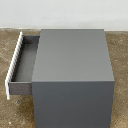 Table de chevet Dado B&amp;B Italia laquée gris et blanc