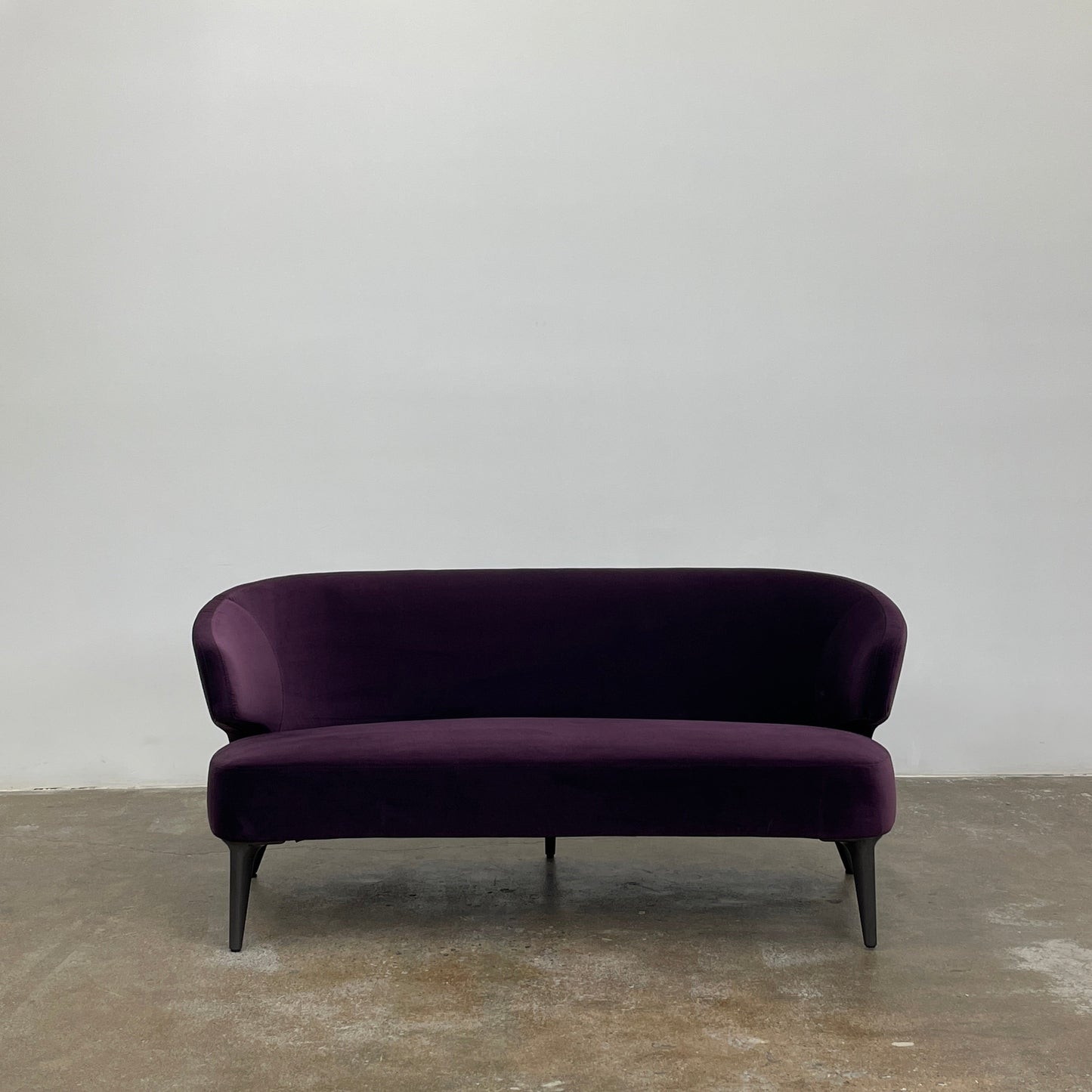 Canapé Minotti Aston en velours aubergine