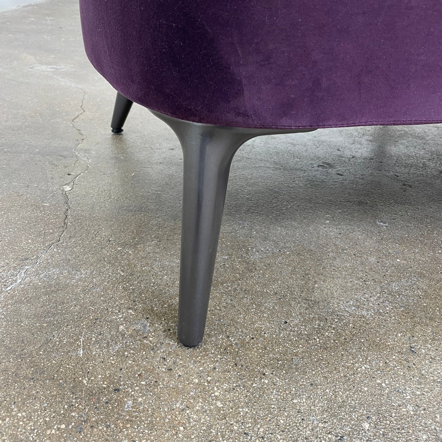 Canapé Minotti Aston en velours aubergine
