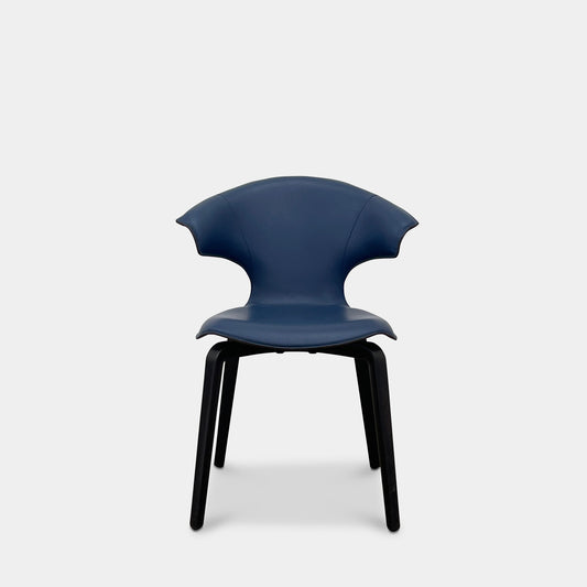 Petit fauteuil bleu Montera de Poltrona Frau