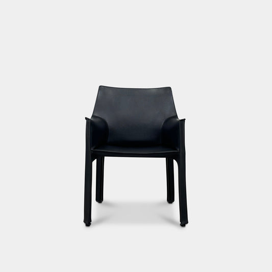 Fauteuil Cassina Cab 413 en noir