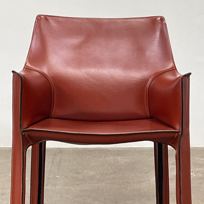 Fauteuil Cassina Cab 413 en cuir rouge