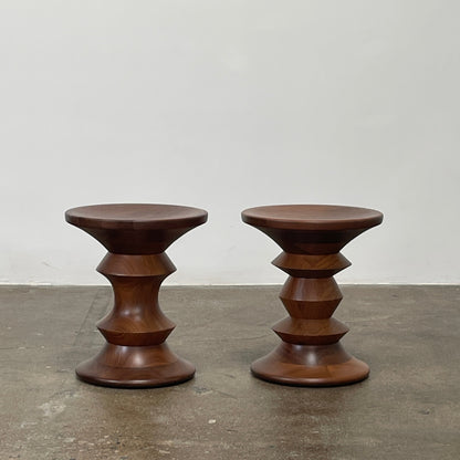 Tabouret Eames en noyer tourné en forme de C