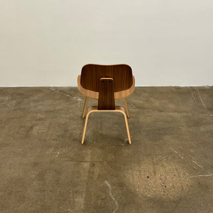 LOT de 2 chaises de salle à manger Eames en contreplaqué moulé avec base en bois (DCW)