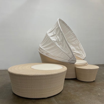 Ensemble de canapé pivotant Dedon Orbit avec baldaquin, pouf et table d'appoint