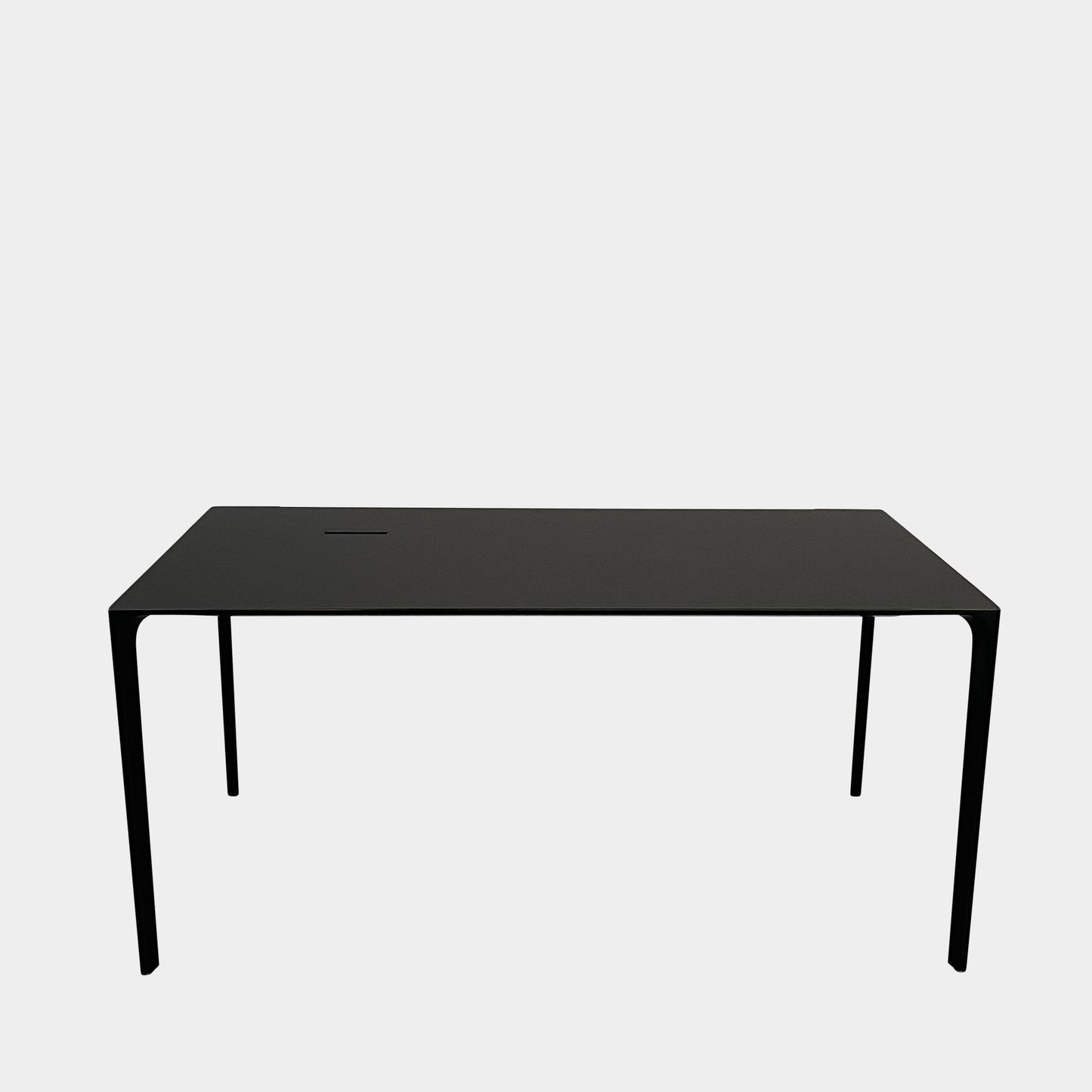 Table de bureau Arper Nuur - Gestion des câbles côté gauche