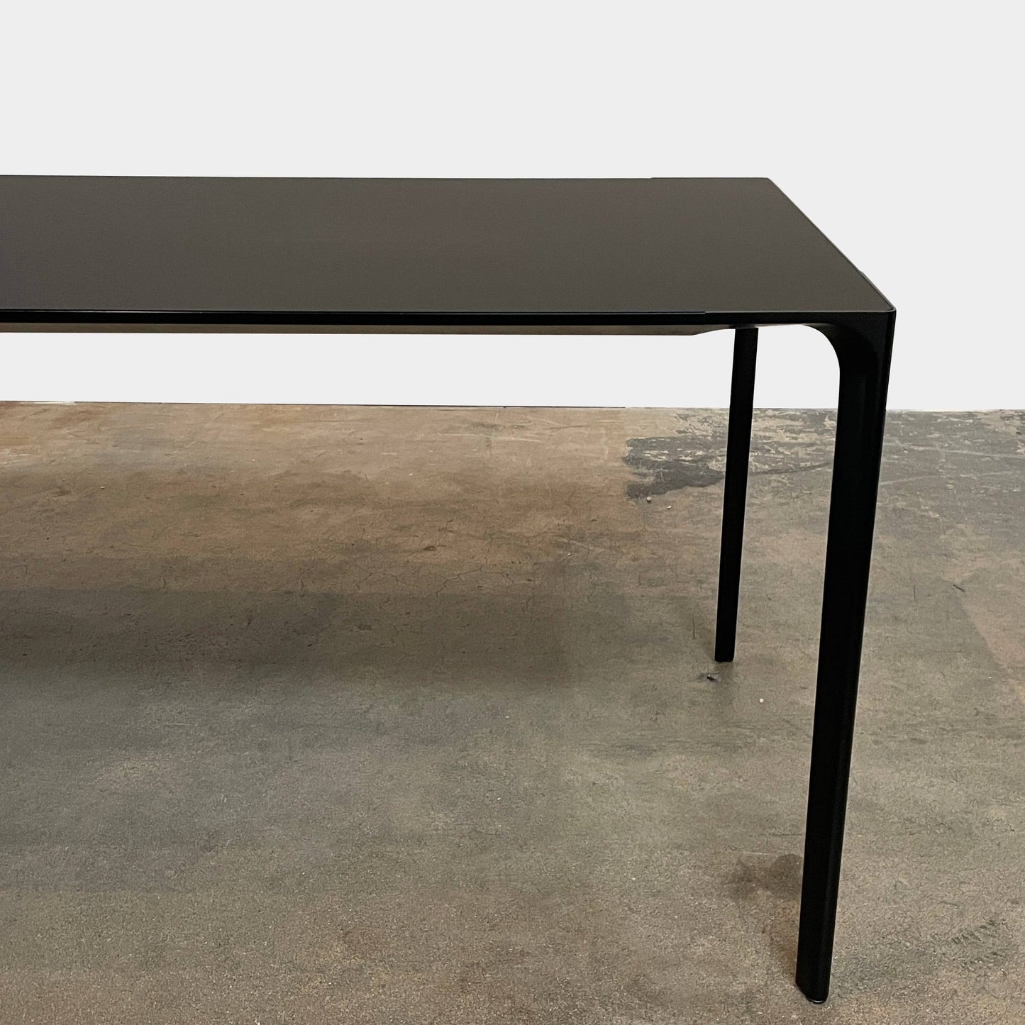 Table de bureau Arper Nuur - Gestion des câbles côté gauche