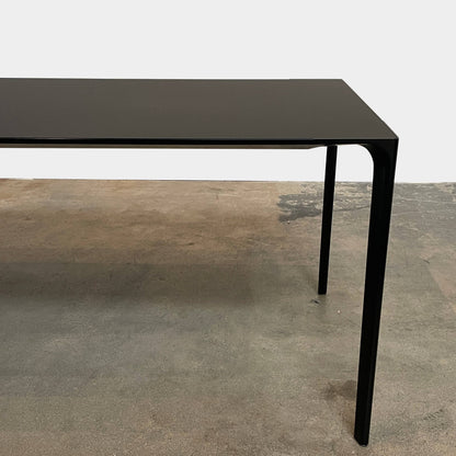 Table de bureau Arper Nuur - Gestion des câbles côté gauche
