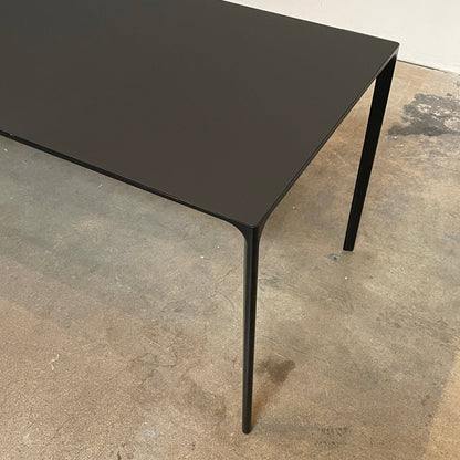 Table de bureau Arper Nuur - Gestion des câbles côté gauche