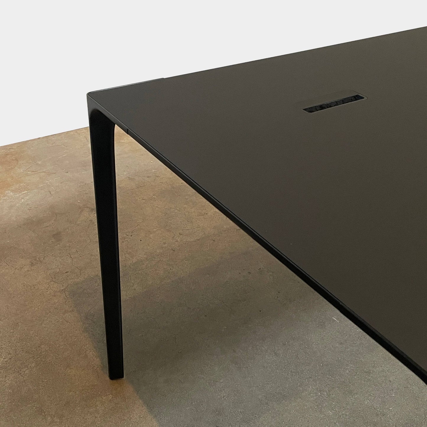 Table de bureau Arper Nuur - Gestion des câbles côté gauche