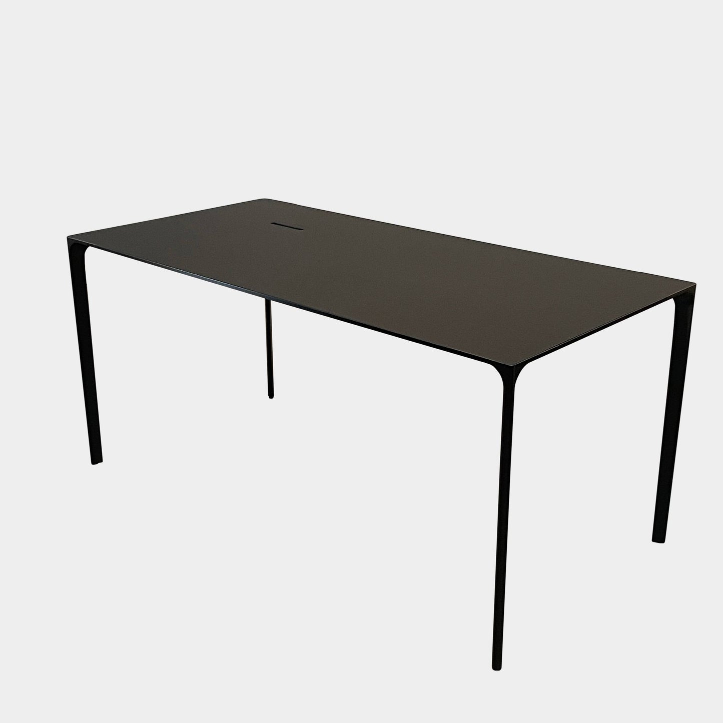 Table de bureau Arper Nuur - Gestion des câbles côté gauche