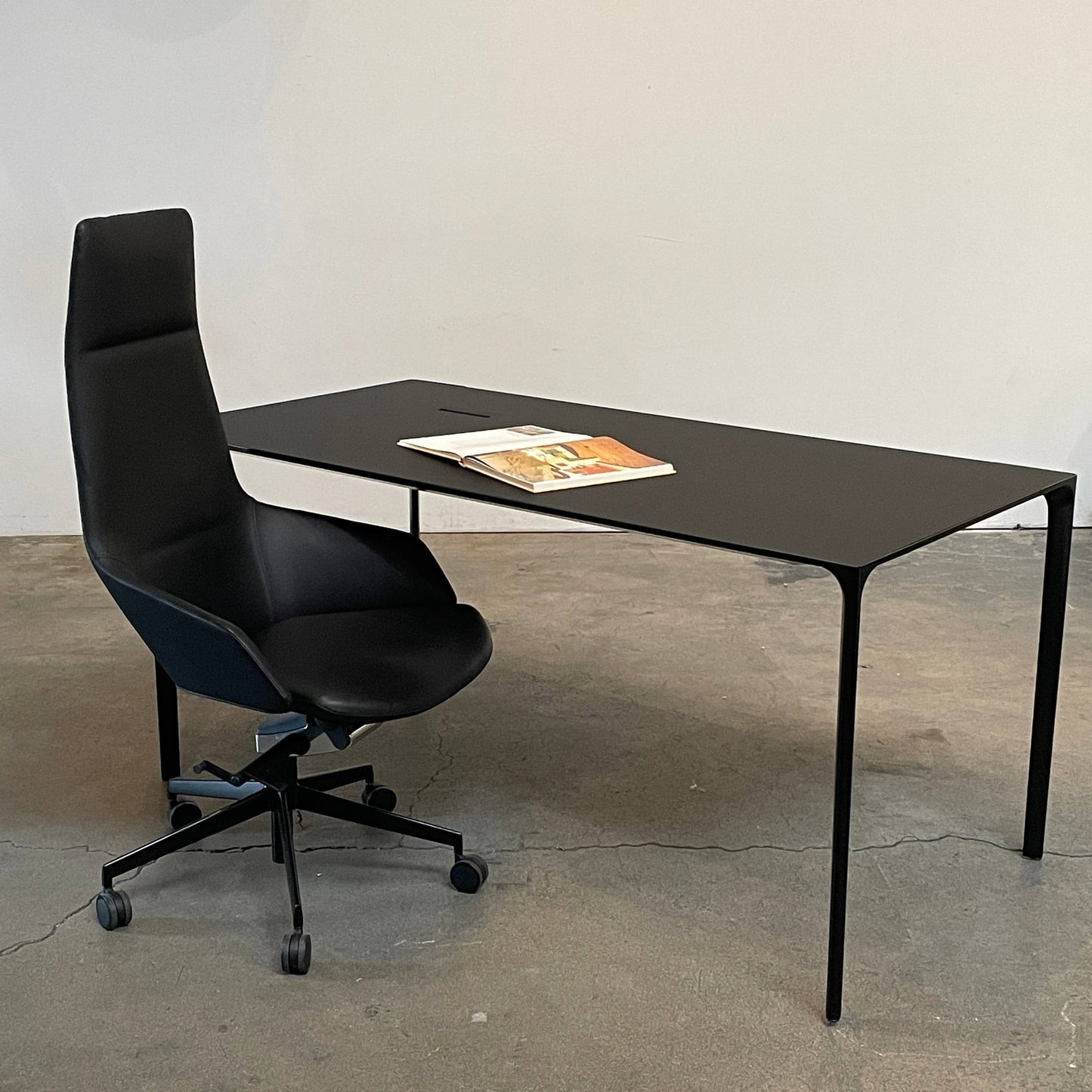 Table de bureau Arper Nuur - Gestion des câbles côté gauche