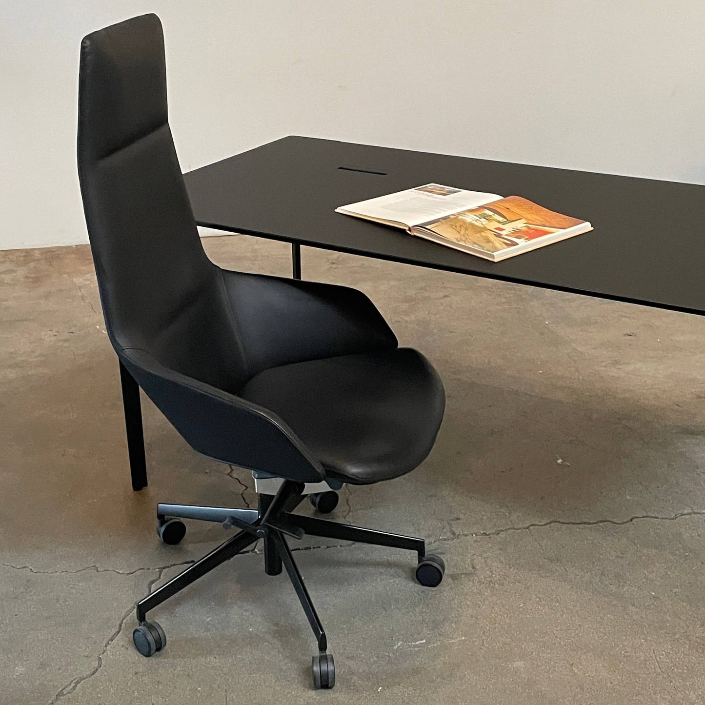 Table de bureau Arper Nuur - Gestion des câbles côté gauche