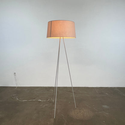 Lampadaire trépied DWR