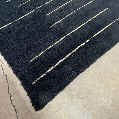 Tapis en laine tissé Dilla noir et ivoire à poils longs/bas 8'x10'