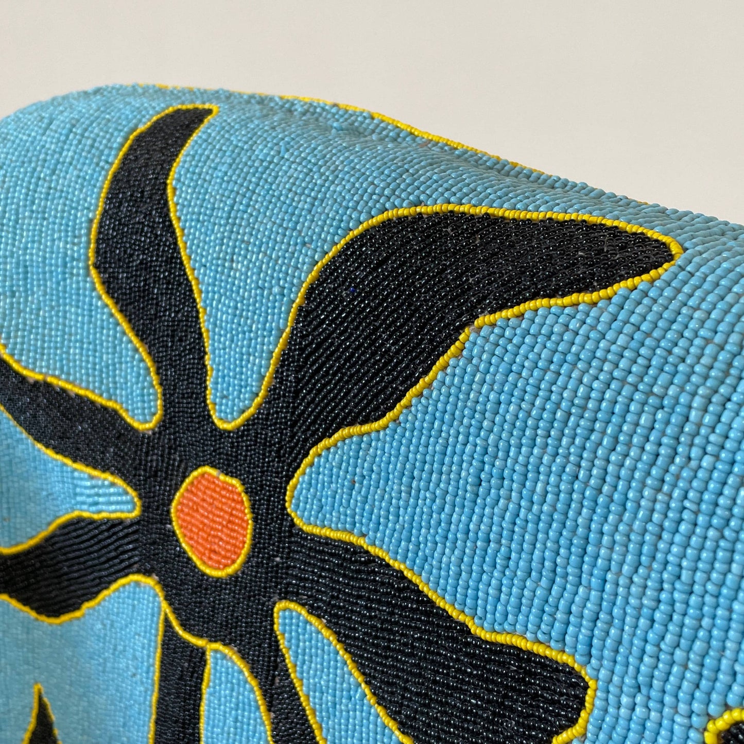 Chaise africaine Yoruba perlée à la main (en attente)