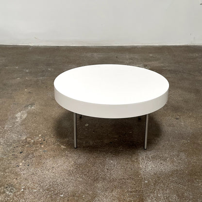 Table à aiguilles Ligne Roset laquée blanche