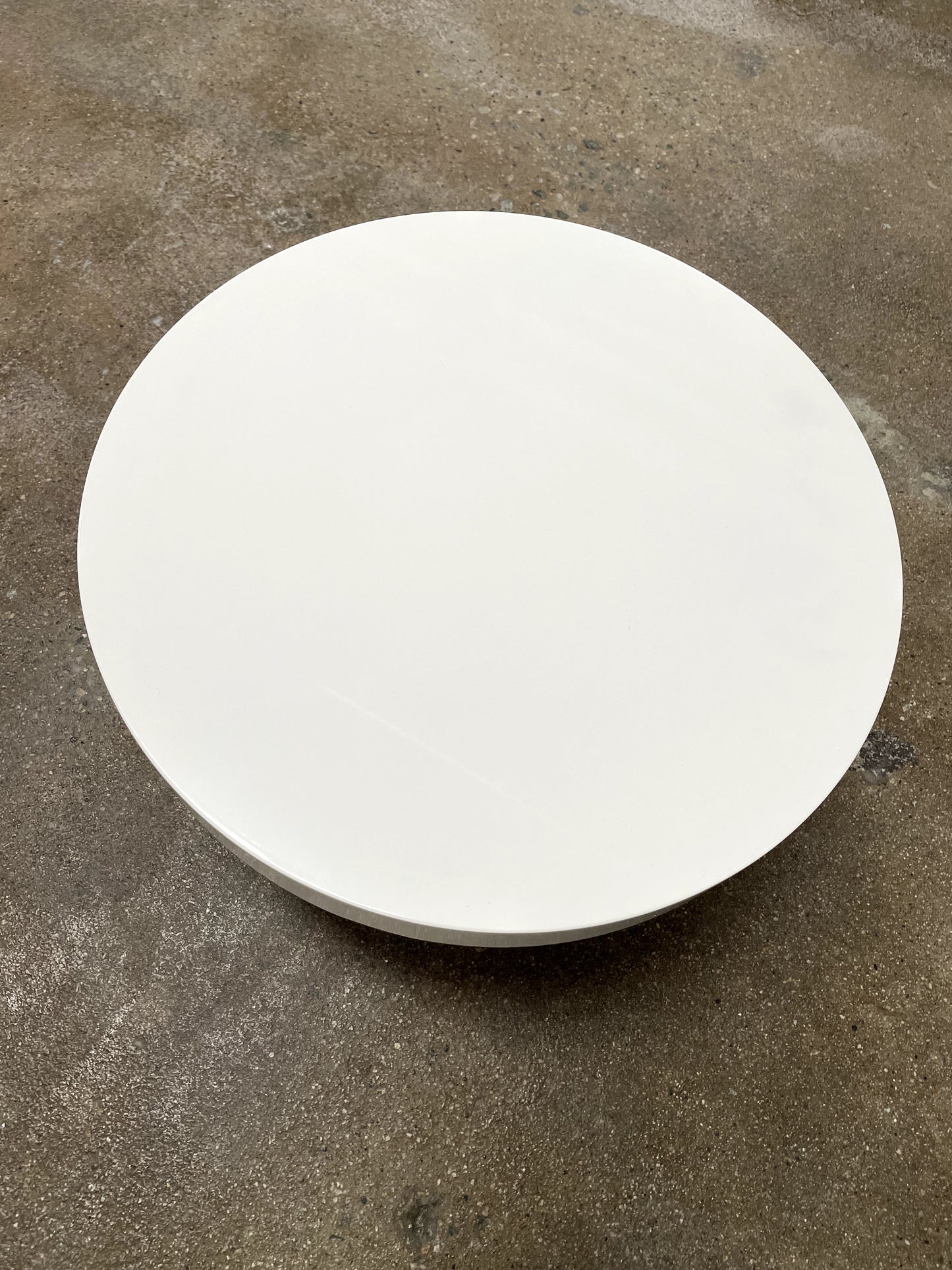 Table à aiguilles Ligne Roset laquée blanche