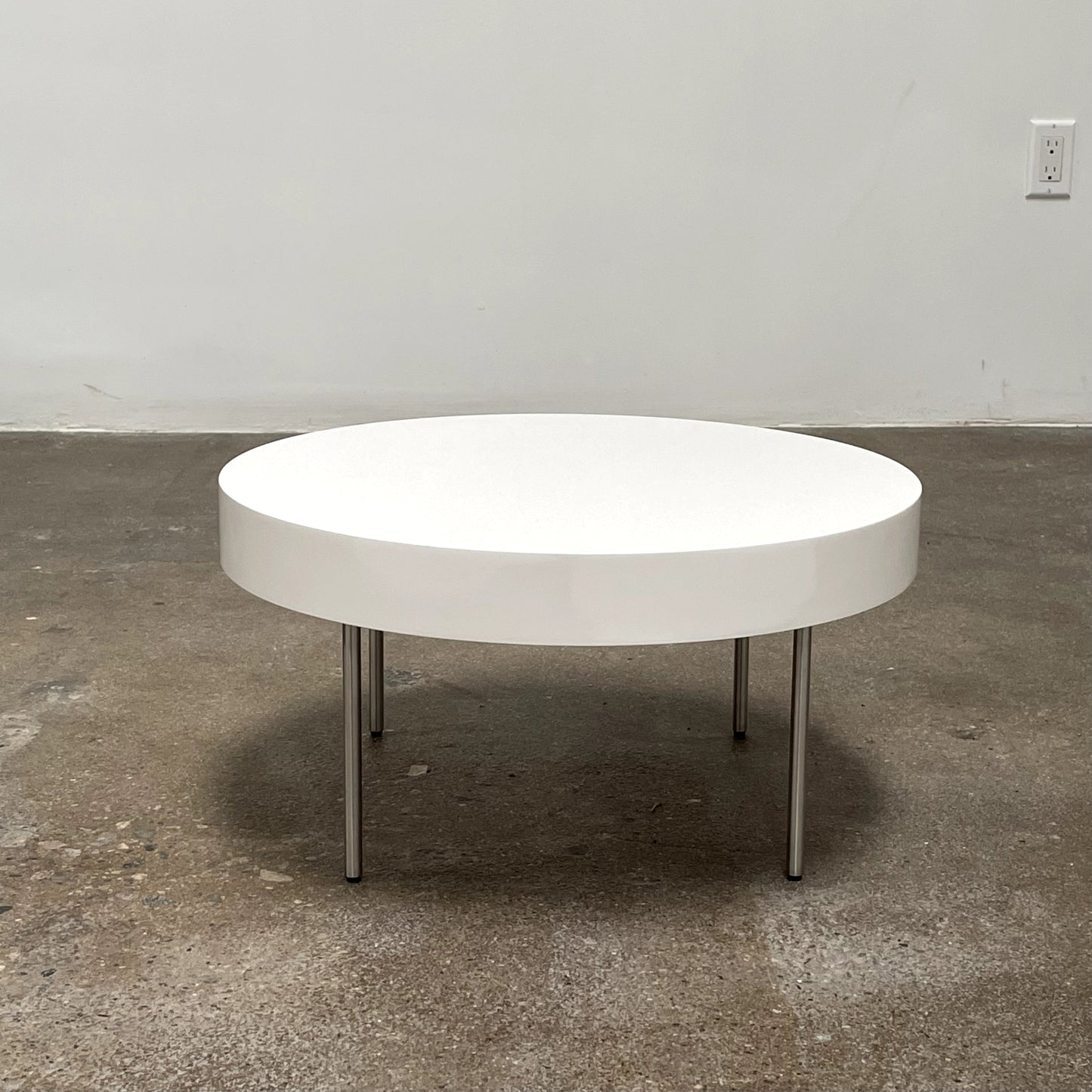 Table à aiguilles Ligne Roset laquée blanche
