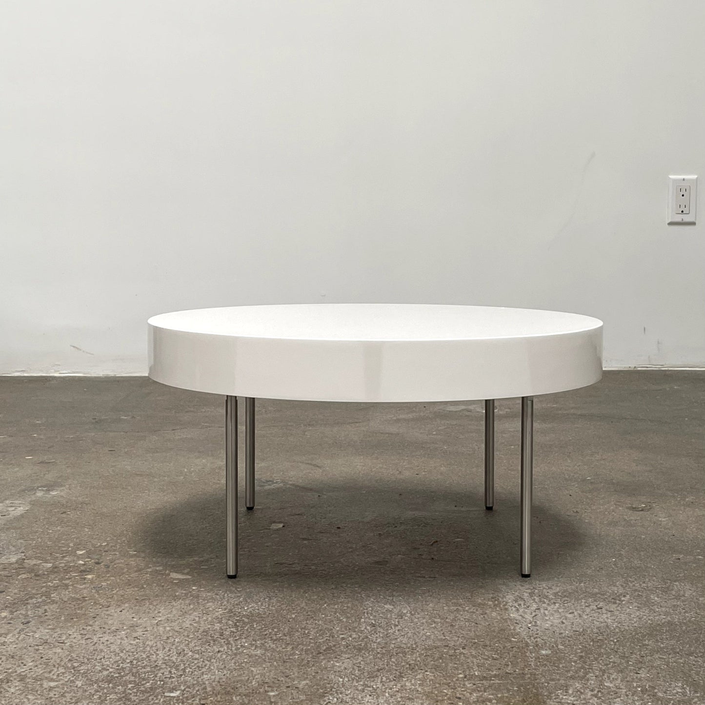 Table à aiguilles Ligne Roset laquée blanche