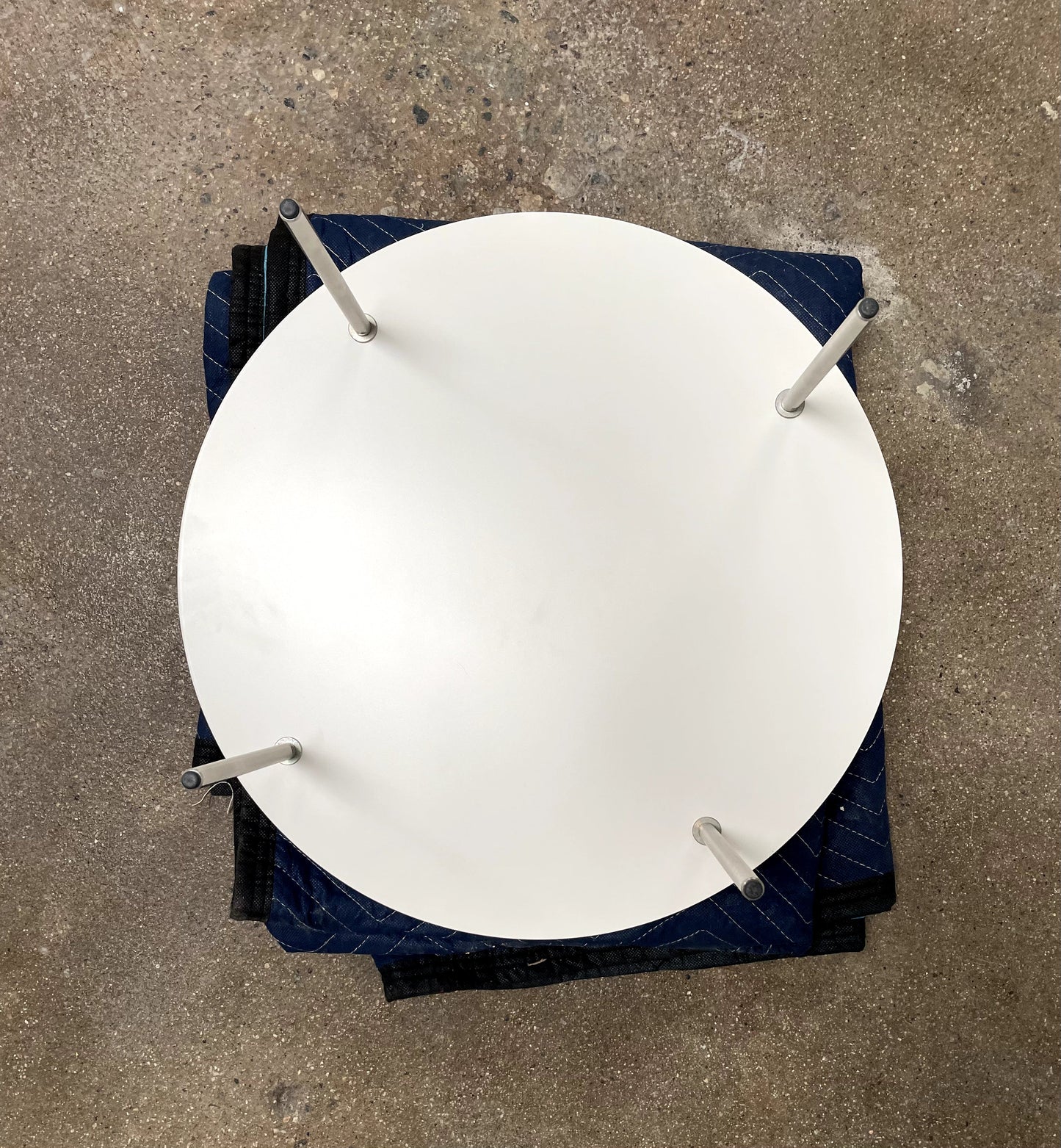 Table à aiguilles Ligne Roset laquée blanche
